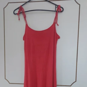 Klänning  - Sommarklänning från H&M. Korall. Tunt härligt fall.