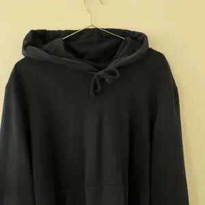 mörkblå hoodie från Asos. Strl S. Inga defekter, bra skick. Säljer för 80kr exkl frakt💙