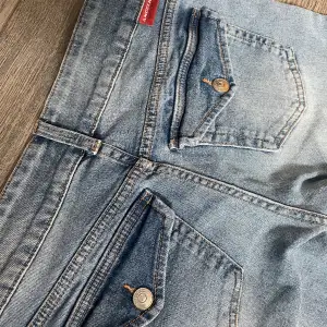 Säljer mina low waist jeans ifrån H&M, strl 36. Säljer pga att förra ägaren klippte av byxbenen så dem är lite för korta för mig, jag är cirka 1,60 lång.💕