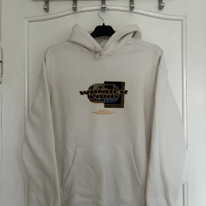 Vit hoodie med tryck - Säljer en riktigt skön oversized hoodie i krämig vit. I princip oanvänd då den är för stor för mig. 