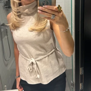 Zara ropp - Säljer denna sjukt snygga topp med knytning då jag köpte den för att använda vid ett tillfälle och nu inte får användning av den❤️