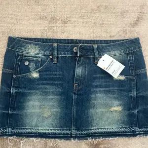 Säljer denna lågmidjade jeans kjol då den tyvär var lite för stor för mig💕vet inte storlekn då ingen prislapp fins men ahr normalt 34 så den skulle nog passa nån med 36/38💕💕