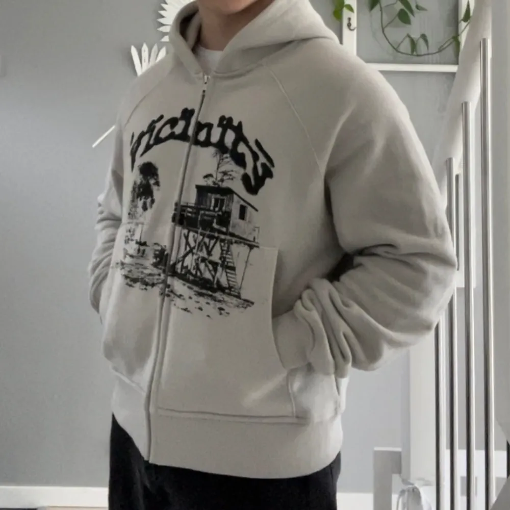 Tjena! Säljer min feta Vicinity zip-hoodie i storlek M då den inte kommer till användning. Den är använd fåtal gånger och har inga defekter, 9/10 i skick. Är för tillfället slut på hemsidan och vet ej om den kommer bli restocked. Nypris 1200 kr. Tröjor & Koftor.