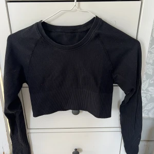 Tränings longsleeve - Säljer träningströja från bikbok. Storlek XS/S