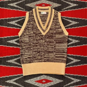 70-tal, Stickad Väst - Fin pullover i brunt finstickat spräckligt tyg från 70-80-tal. Som ny! Superfin över en skjorta eller polotröja! Längd-60cm Axlar-38cm Bröst-52cm Kant-40cm. 100% akryl.  