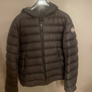 Colmar Jacka  - Säljer nu min colmar jacka då den blivit för liten. Jackan är i fint skick men har en lagning, kom privat för bild.