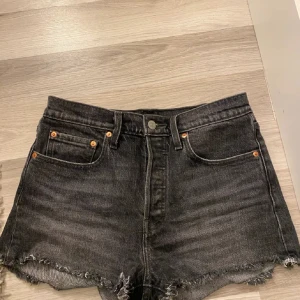 Levis jeans shorts - Säljer mina jätte fina Levis jeans shorts då jag inte använder dem eftersom att de är för små💕 använda 1 gång!