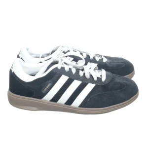 Adidas Spezial - Adidas spezial i storlek 38 2/3. Nypris 1250. Använda och finns mindre slitage men helt ok skick
