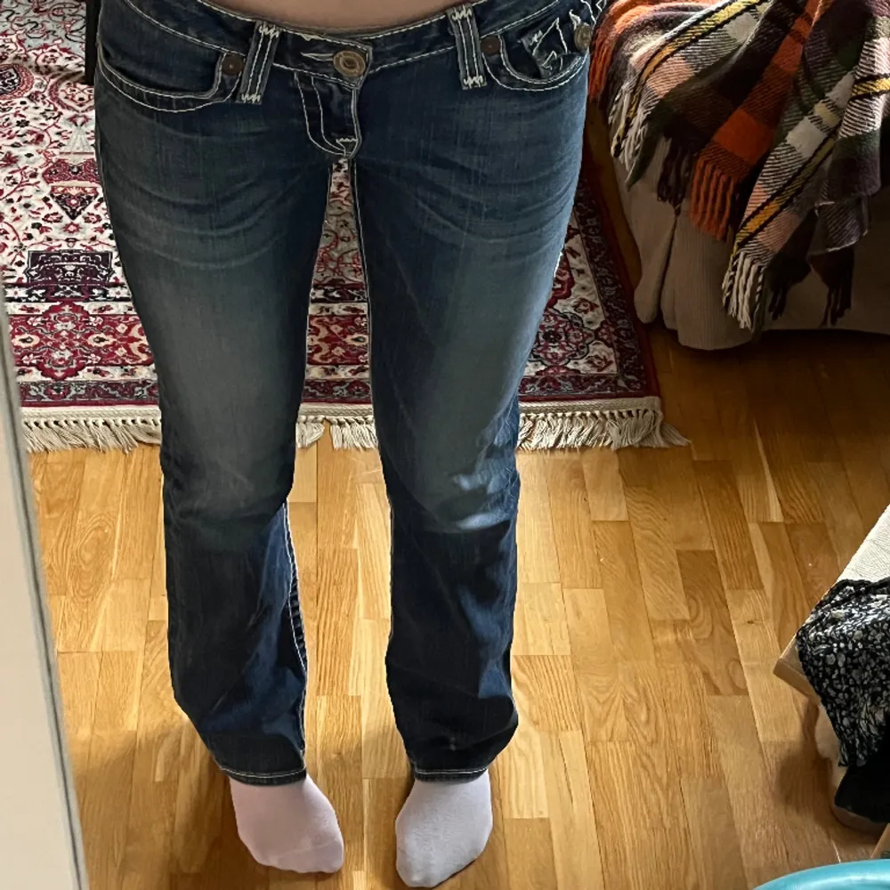 Säljer min lågmidjade true religion jeans. Bootcut i bena! Tveka inte att höra av er om frågor🫶🫶. Jeans & Byxor.