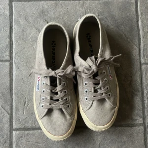 Beiga Tygskor  - Beiga tygskor från Superga, använda men bra skick, storlek 37. Pris kan diskuteras :)