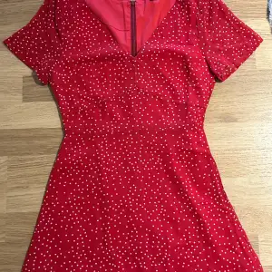 Rödprickig klänning, storlek 32. Oanvänd! 