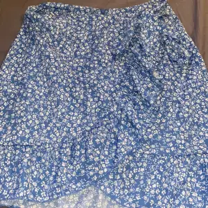 Superfin sommarkjol, litet hål på sidan av kjolen(se andra bilden)