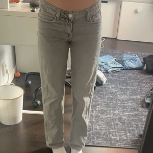 Jeans från Gina young - Jeans från Gina Young i strl 152. Inga defekter förekommer. Säljer pga att de inte används längre.