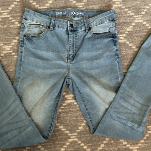 Jeans  - 4 stycken skinny jeans i stretchigt material. Bra skick, bra pris. Paket pris= 180 kr för alla 4 jeansen. Styck pris= 50 kr 😊❤️❤️