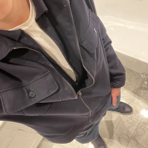 Overshirt - Overshirt från Riley. Osäker på storleken men den passar mig som är 183. Nypris ca 1000. Skick 9/10