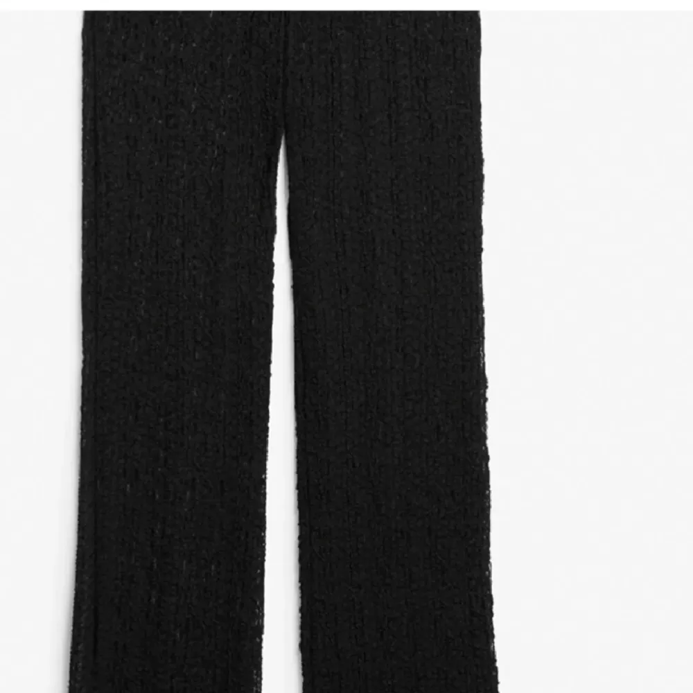 Säljer mina supersnygga spetsbyxor som inte kommer till användning💗 de är i superbra skick och bara använda ca 3 ggr, men längst ner på kanten av byxorna har de slitits lite, inget som märks men kan skicka bild om de önskas!!💗. Jeans & Byxor.