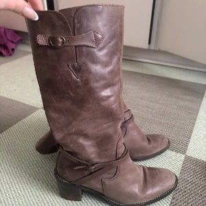 Bruna boots - Ett par bruna boots. Fått av en kompis, väl använda. Använder tyvärr inte längre 