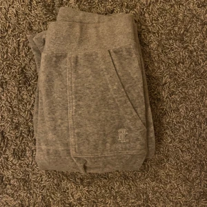 Ett par grå juicy couture byxor - Grå juicy byxor med fickor bak, har ej använt mer än 5 gånger, därför säljer jag pågrund av att de inte kommer till användning (kan diskutera priset)💗💗