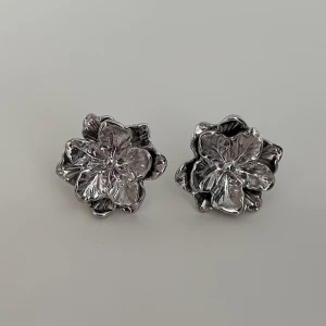 Blommiga örhängen  - Drömiga blommiga silver örhängen