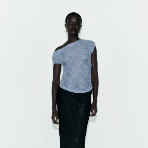 Topp - Så fin ZARA topp som funkar perfekt till vardag med jeans men även fest! Supertrendig fårg och spets:) Nyskick med frislapp kvar