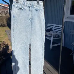 Ljusblåa raka/ vida jeans från weekday. Köpt för några månader sen men dem är för långa för mig (jag är 155 cm) så har inte andvänder dem. Hör av er om ni har några frågor 