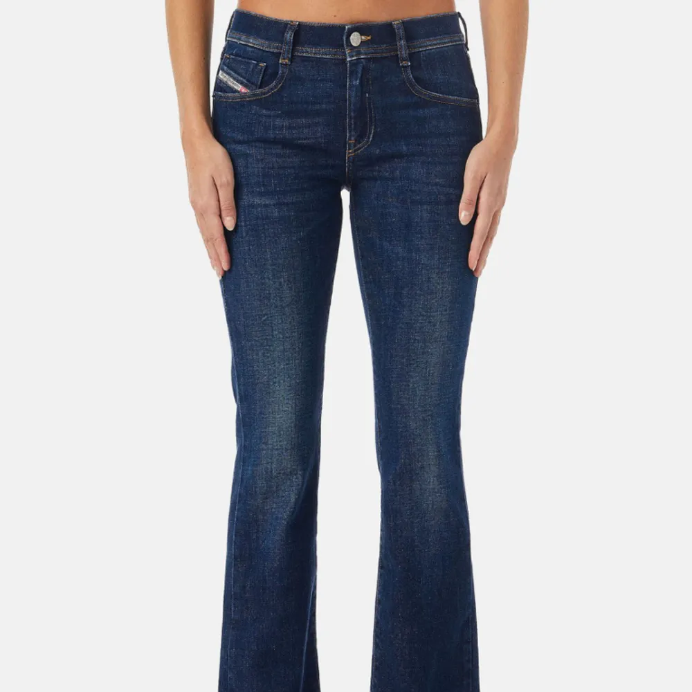 Säljer dessa sååå snygga jeans från diesel. De köptes i längd 34 men är uppsydda till längd 32 och passar mig som är 166cm. Nypris 1600kr💗💗. Jeans & Byxor.
