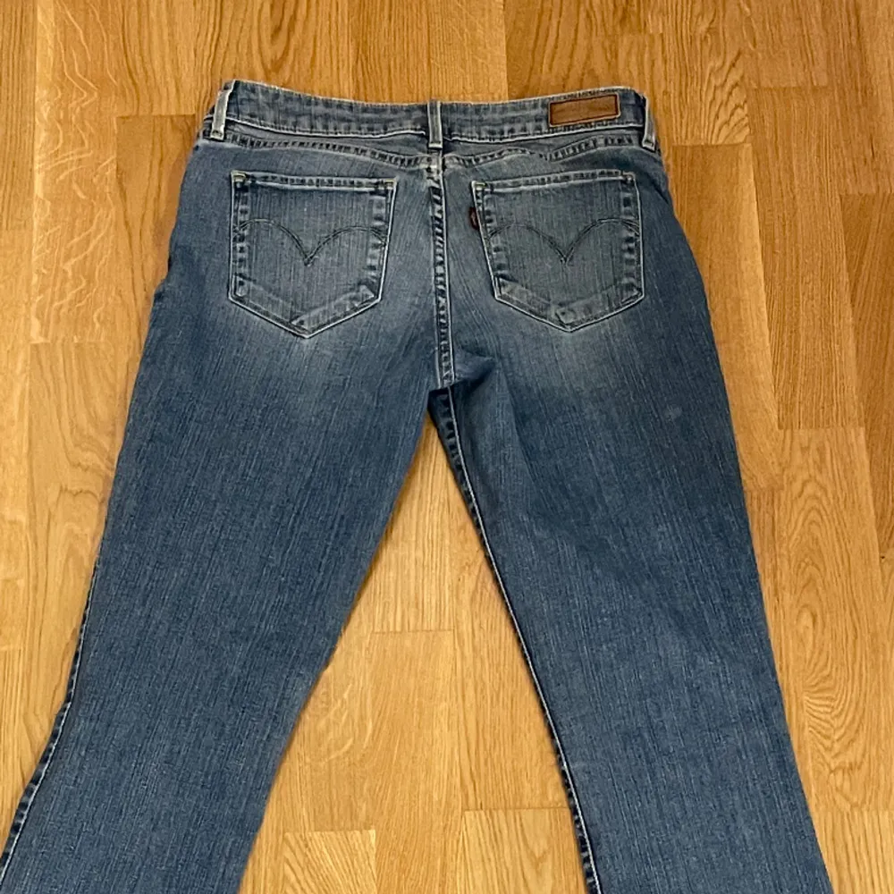 Så fina lågmidjade jeans ifrån Levi’s! Jättebra skick💕. Jeans & Byxor.