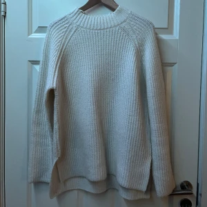 Stickad vit tröja från BikBok - Tröjan är i nyskick och har aldrig används. 