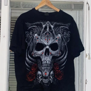 Emo t-shirt - Svart t-shirt köpt från bluefox 9/10 cond använd några ggr men inga flaws  XL true to size