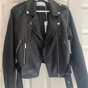 Skinnjacka - En supersnygg, oanvänd jacka perfekt som vårjacka😊