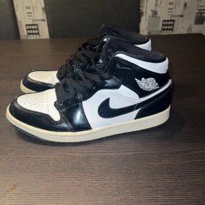 Jordan 1 mid Carbon fiber - Köpt från merchsweden för 3500kr. Storlek 45. Pris kan diskuteras