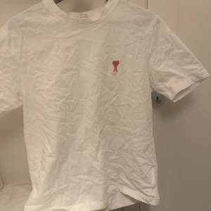 Ami Paris T-shirt  - Säljer denna tröja då den var för stor på mig. Inget använd därav är den lite skrynklig. Strl S men funkar till M. Kan gå ner i pris vid snabb affär. 