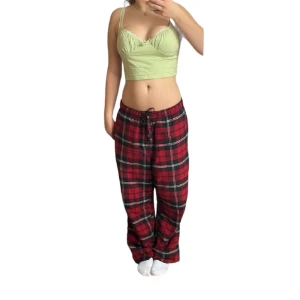 Sommar linne💕 - Ett Supergulligt linne från SHEIN! Det är ljusgrönt och som en magtröja. Säljer då den är lite för liten runt bröstet! Perfekt till sommaren!