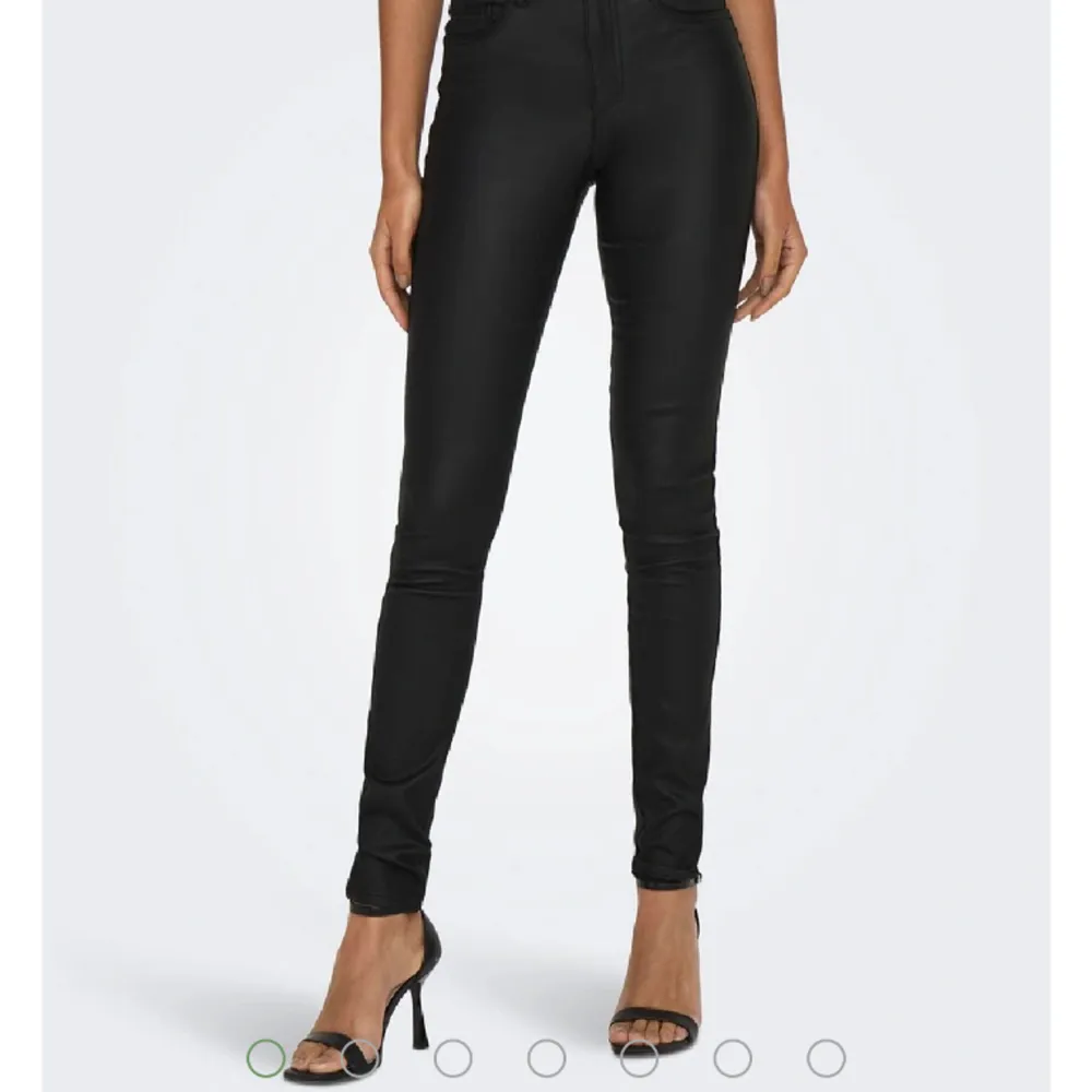 Svarta coated jeans från Only.  Nyskick. . Jeans & Byxor.