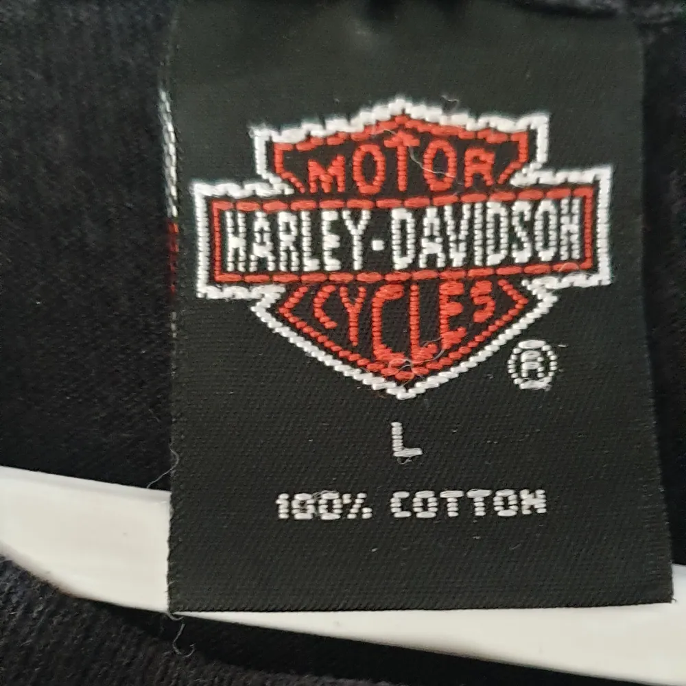 Här e en rare vintage t shirt från Harley Davidson. Den har trycket av nån mc verkstad i USA på ryggen. Säljer då den aldrig används, skick 9/10. Skriv för fler bilder/frågor. T-shirts.