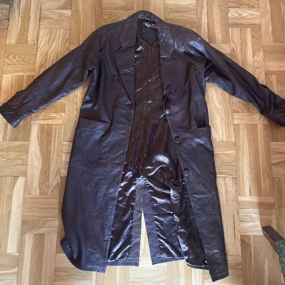 Brown leather trenchcoat size L, I’m 194cm so it’s quite long, worn very rarely, bought in Paris at secondhand store. Jackor.