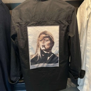 Limitato skjorta  - Hej, säljer min limitato skjorta som är i ett suveränt skick knappt använd. Den är i storlek S och sitter perfekt på 180cm kan tänka mig gå ner något i pris vid en snabb affär hör av er för fler frågor✌🏽