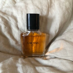 Parfym - Zara parfym gardenia. Dupe på kända parfymen opium. Sprejat endast ca 10 gånger, i princip ny