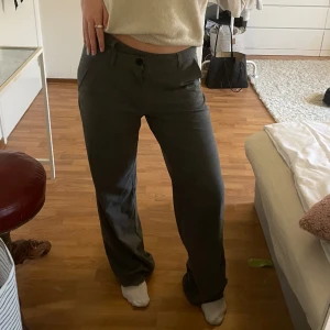 lågmidjade grå kostymbyxor - så snygga grå lågmidjade  kostymbyxor strl S men lite baggy så passar mig som bär M 💕⭐️🫶