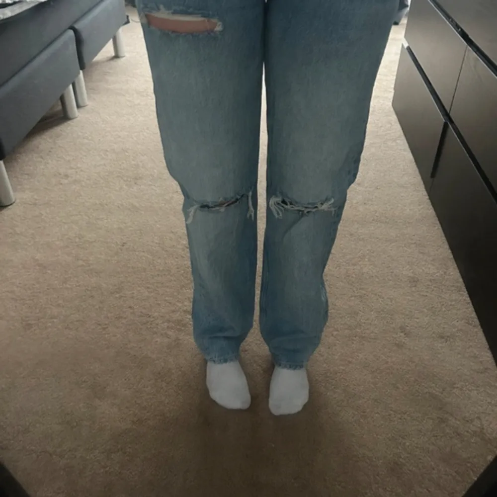 Dessa jeans sitter väldigt fint och har ett fint fall över fötterna eller om man har skor. Dock köpte jag en lite för liten storlek så dem är knappt använda.. Jeans & Byxor.