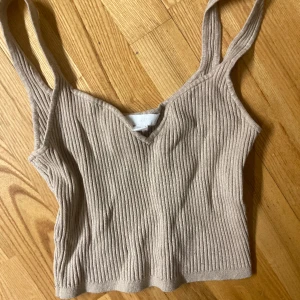 Beige mjuk top ⚜️ - Har aldrig haft på än att bara testa :,) väldigt bekväm fast den passar mig inte så bra 