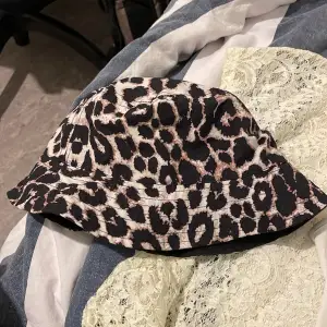 Leopardmönstrad bucket hat. Passar fint dig som är exotisk