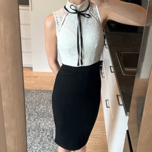 Klänning  - En superfin klänning från TFNC London som bara är använd få gånger. Size 10 men passar mig som har S.😊 Inget fast pris