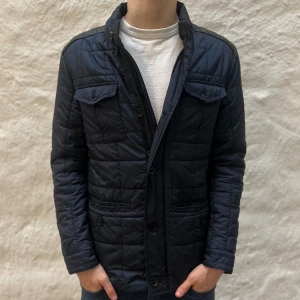 Field jacka  - Field jacka från zara i färgen blå. Storlek L, Modellen på bilden är 186cm. fint skick inga skavanker, Köp för endast 399kr.