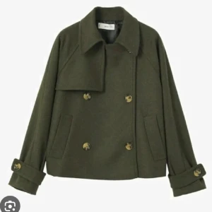 Kort kappa mango  - Säljer nu denna populära korta kappa från Mango. Köpt hösten 2021 men sparsamt använd. Nyss använt Ullkam till denna vilket jag rekommenderar att göra emellanåt för att fräscha upp den!!❤️ bra skick! 