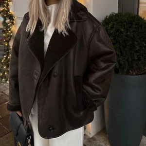 Slutsåld jacka från Zara - Älskar denna jackan, men känner mig inte tillräckligt cool för att rocka den. Använd 1 gång, storlek XXS, oversized. Nypris 1195kr. 