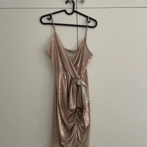 Klänning  - Säljer denna lite festligare klänning i storlek XS