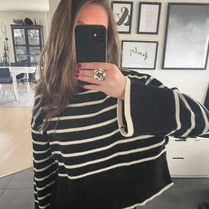 Svart vit randig tröja - Svart vit randig tröja ifrån Gina i storlek xs. Tröjan är i väldigt bra skick då jag använt den nån gång! Skrev för fler frågor😊