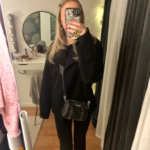 Kappa - Kort kappa från Gina, strl 170 men passar som en S ungefär. Använd 1 gång