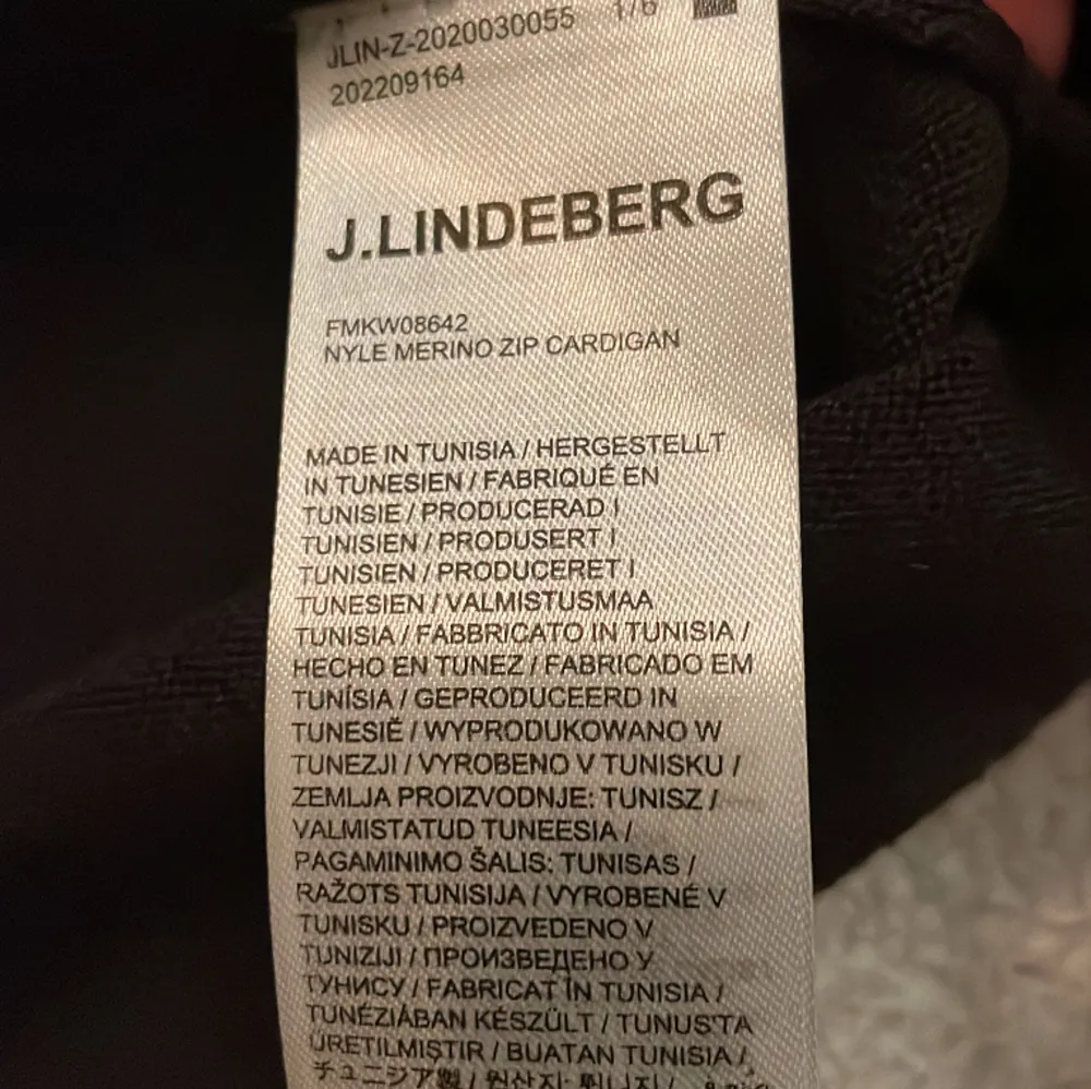 Tja! Jag säljer min J Lindberg zip tröja som har blivit för stor för mig. Original priset är 2100 men fick den för 1500 på rea. Skit bra pris och bra kvalitet och knappt använd👍🏻 Kan diskutera priset💸. Hoodies.